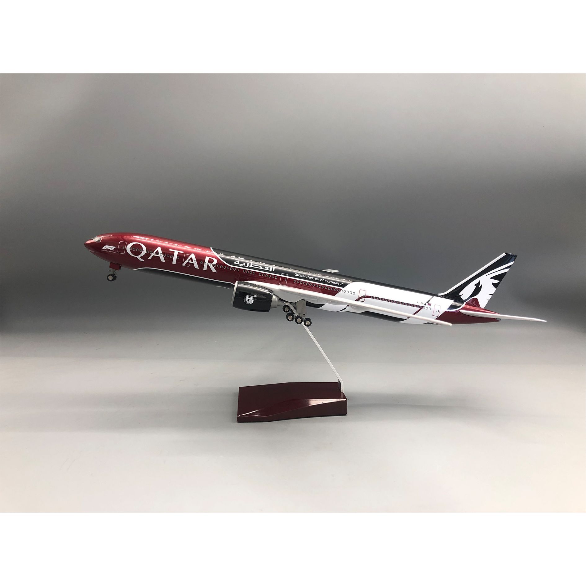 Home Decor Qatar - B777-300 カタール航空モデル飛行機 ダイキャスト樹脂製飛行機 装飾用ホームミニチュア 収集価値のある飛行機 滑走装置付き