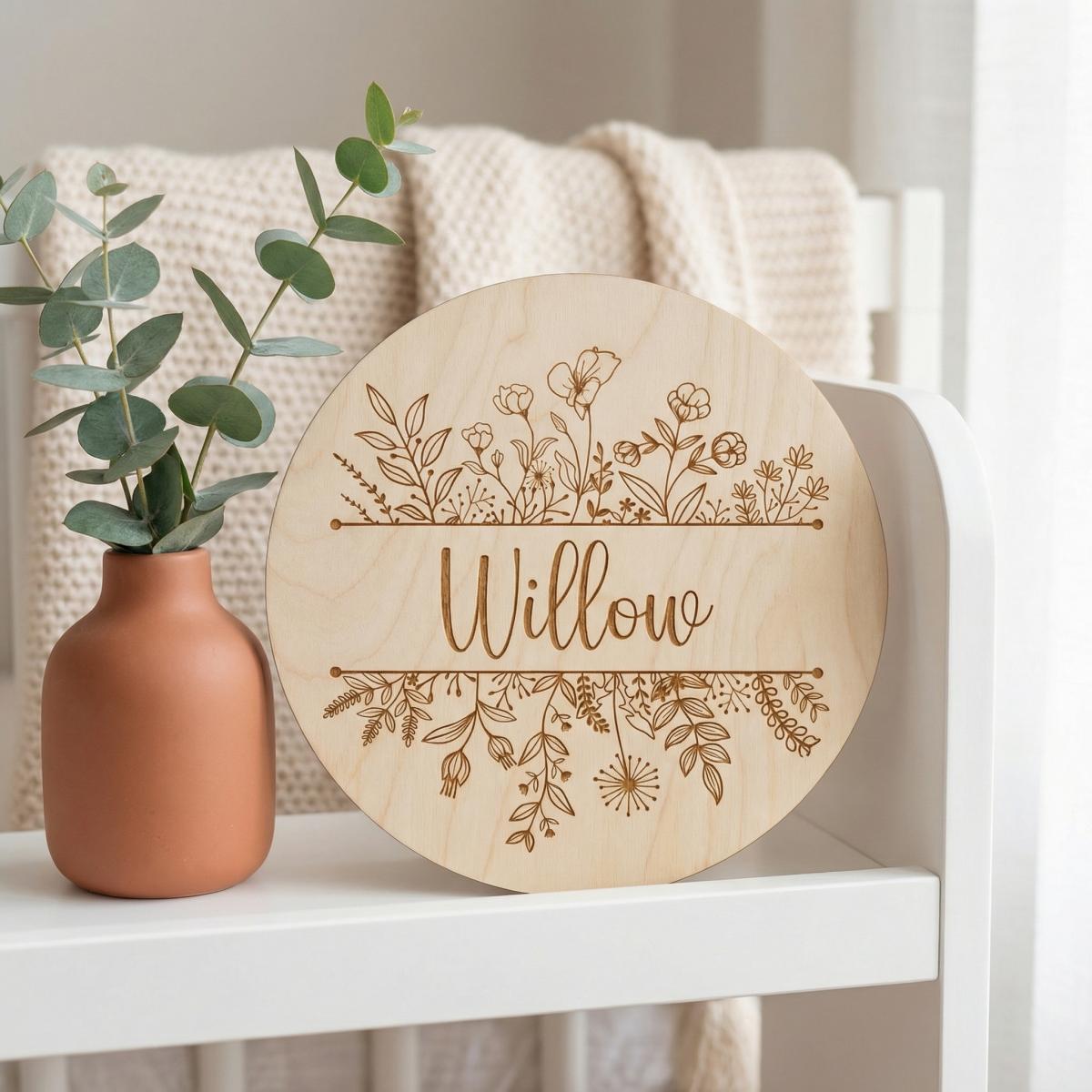 パーソナライズされた花柄の丸い木製ベビーネームプレート、新生 - Home Decor Names のレビューと価格